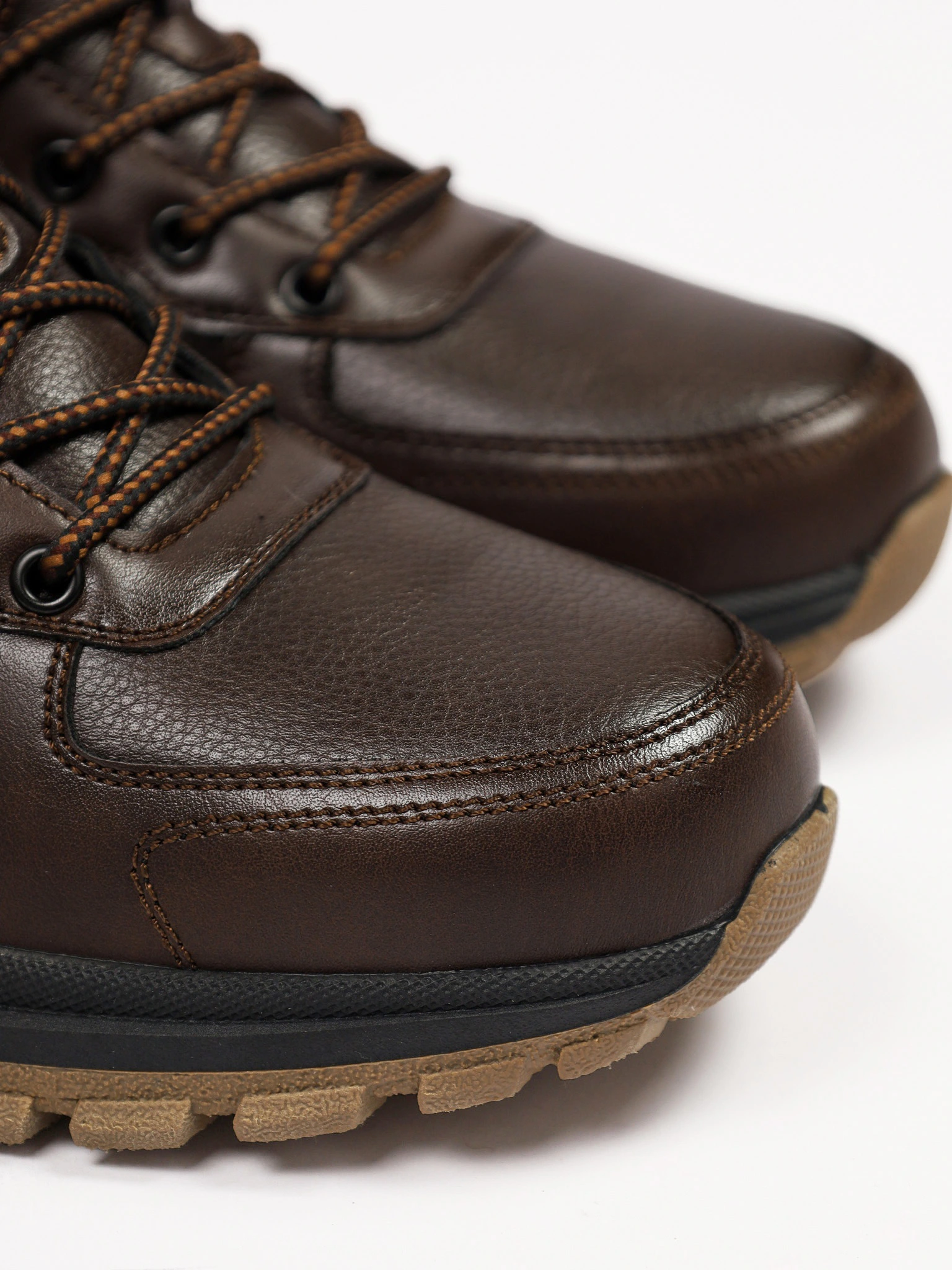 Ботинки коричневого цвета на низкой рельефной подошве